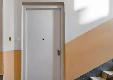 Chill In The Mezzanine At A Retreat Near The Palace Appartement