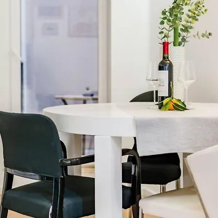 Chill In The Mezzanine At A Retreat Near The Palace * Split